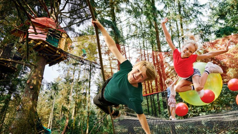 Lek högt upp i trädtopparna på WOW PARK som hör till LEGOLAND Billund Resort