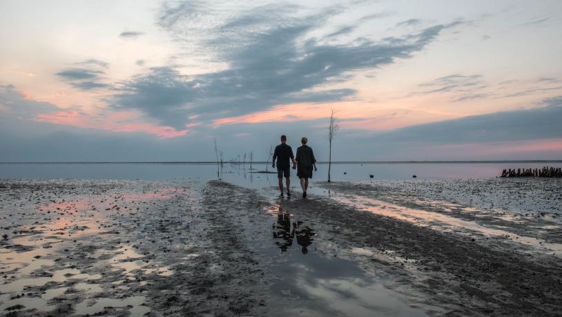 Couple walking on the beach, Mandø Ebbevej, Ribe