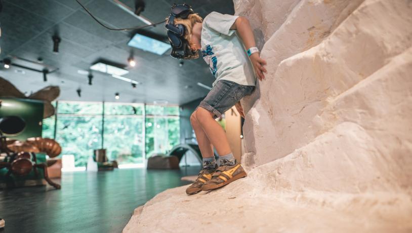 Een kind vermaakt zich in het interactieve GeoCenter Møns Klint