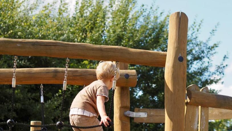 Barn som leker på lekeplassen på Lille Vildmose i Nord Jylland