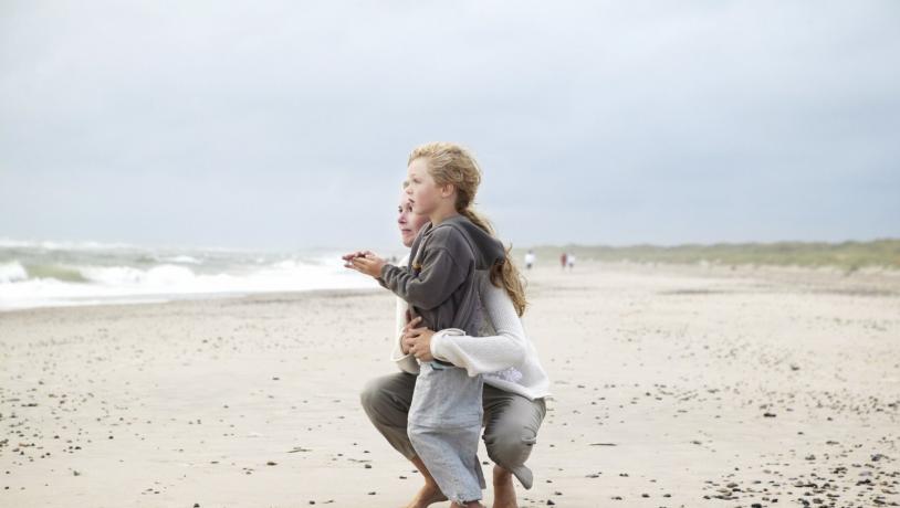 Mor og sønn på stranden i Nordjylland