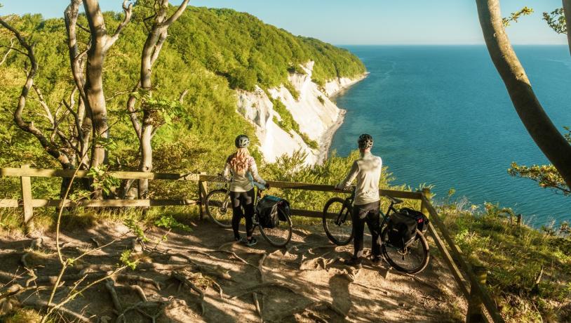 A couple with their bikes, exploring the coastland near Møns Klint