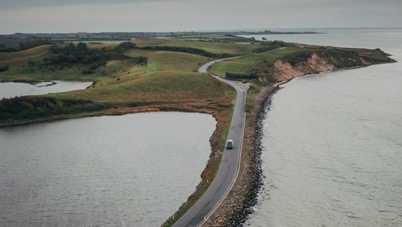 De Helnæs dam in Denemarken naar het Funense schiereiland Helnæs