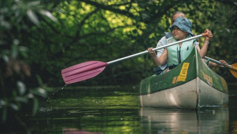 Een familie vaart in een kano over de Suså rivier in Denemarken