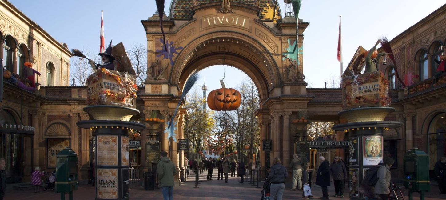 Inngangen til tivoli i København ved Halloween