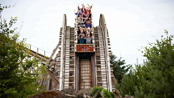 Berg og dal-bane med barn i Fårup Sommerland