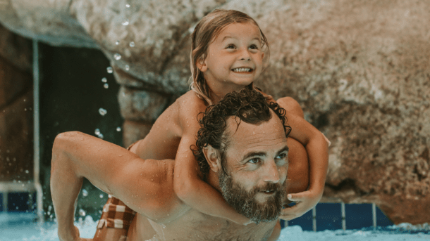 barn og voksen leker i Skallerup Seaside Resort Badeland