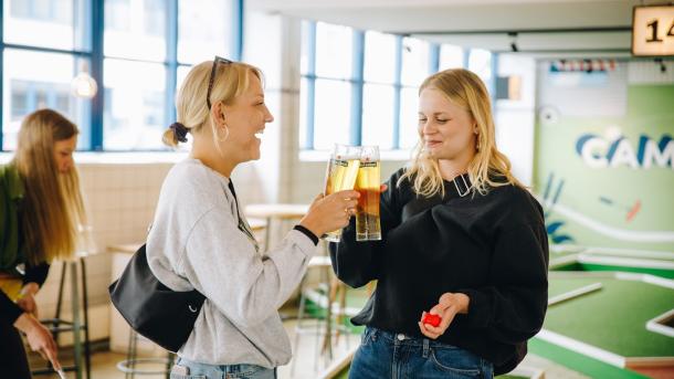 Two girls drinking beer in Kødbyen Camping Bar
