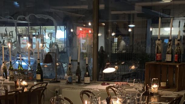 The indoor restaurang seating at Pate Pate