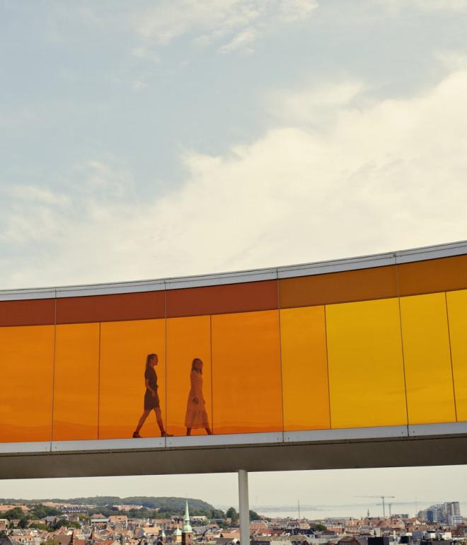 To mennesker som går i Your rainbow panorama, ARoS Aarhus Art Museum