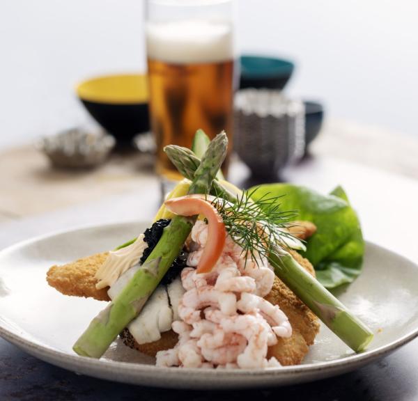 Smørrebrød med fisk og sjømat kalt stjerneskud som er en tradisjonell dansk rett