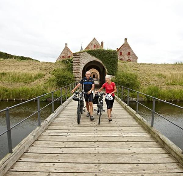 Fietsers verlaten een bezienswaardigheid in de Limfjord in Denemarken