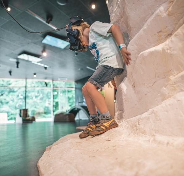 Een kind vermaakt zich in het interactieve GeoCenter Møns Klint