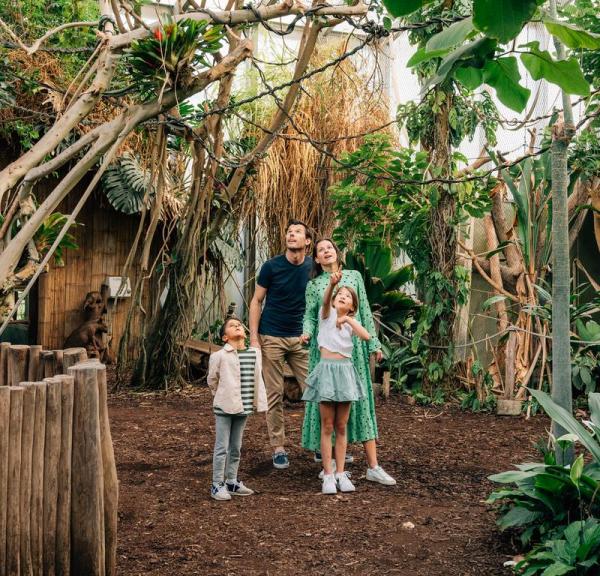 Familie på besøk i Aalborg Zoo