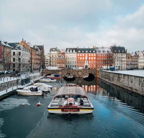 Een rondvaartboot vaart door Kopenhagen in de winter