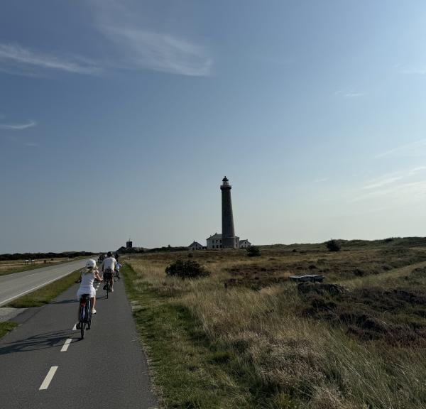 Lisa lemkes familj cyklar längs en landsväg med fyn i sikte