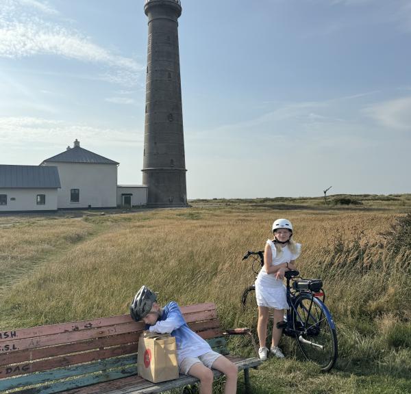 Lisas barn med sina cyklar med fyn i bakgrunden