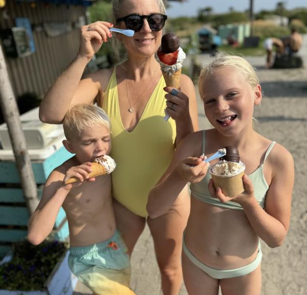 Lisa och barnen äter glass i badkläder