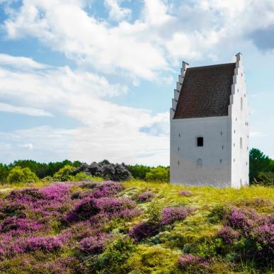 Hvit kirke i naturen. Den Tilsandede Kirke i Skagen