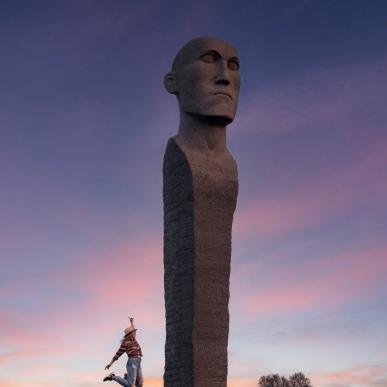 Toerist bij de Dodekalitten in Denemarken, een van de must visit bezienswaardigheden