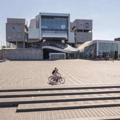 Fietsers passeren het Musikkens Hus in Aalborg in Noord-Jutland