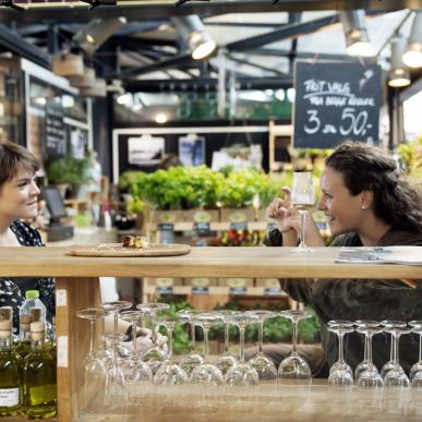 Twee vrouwen genieten van wijn bij Torvehallerne in Kopenhagen 