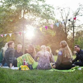 Hygge i Frederiksbergsparken i Köpenhamn