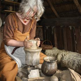 Bild von einer Töpferin in Wikingekleidung in Ribe VikingeCenter