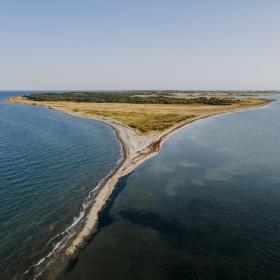 Het Deense eiland Endelave van bovenaf gezien