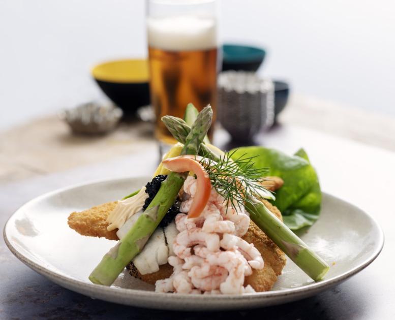 Smørrebrød med fisk og sjømat kalt stjerneskud som er en tradisjonell dansk rett