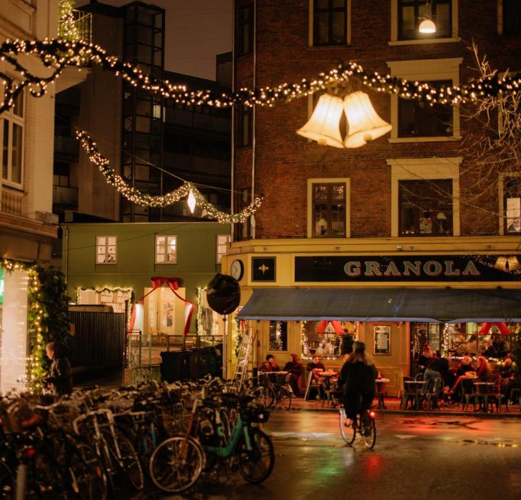 Weihnachtslichter auf dem Værnedamsvej in Kopenhagen